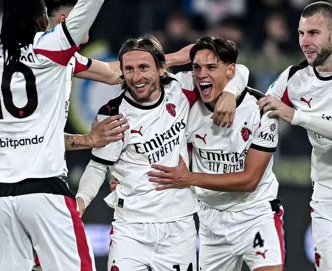 穆帅：葡萄牙体育有一人随便犯规都没事，我们仍在争冠行列（穆里尼奥：葡萄牙体育有人犯规不受罚，我们仍在冠军竞争中）