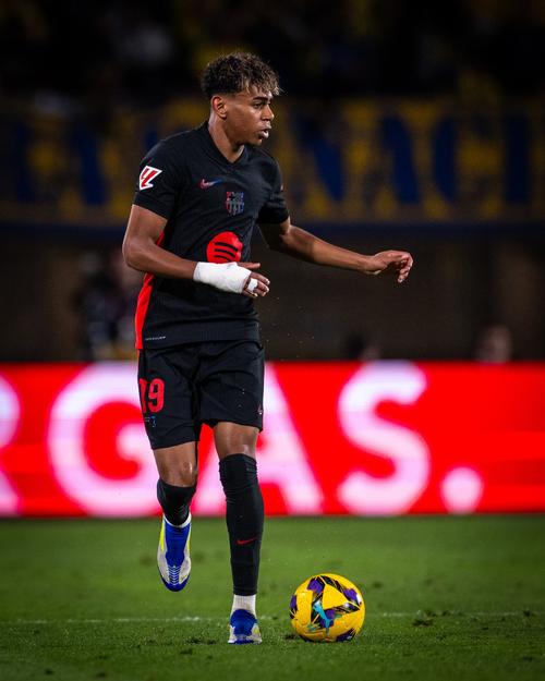 梅西职业生涯获得13座联赛冠军：西甲10冠、法甲2冠、美职联1冠（梅西生涯联赛13冠：西甲10冠、法甲2冠、美职联1冠）