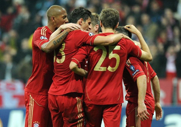 躺着进球，热那亚前锋科隆博在倒地情况下一脚完成破门（倒地卧射破门，热那亚前锋科隆博一脚建功）