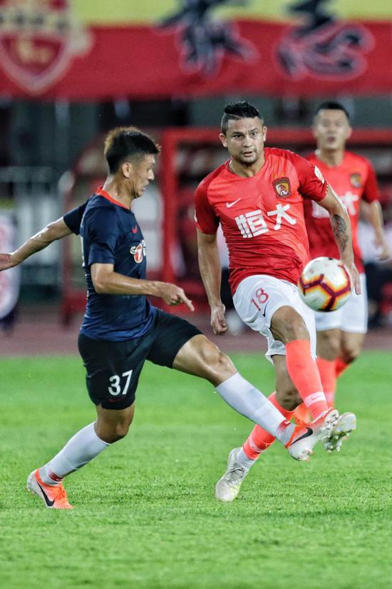 本菲卡2-0那不勒斯，里奥斯传射，巴雷罗破门（本菲卡2-0力克那不勒斯，里奥斯传射立功，巴雷罗建功）